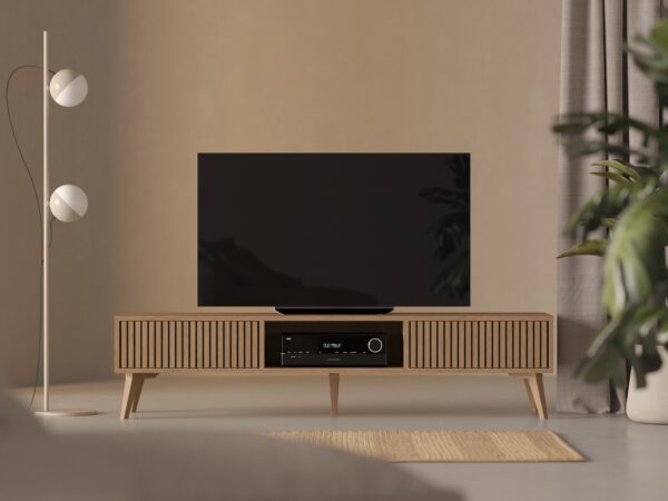 Moderní dubový TV stolek s lamelovým dubovým čelem s dvířky, 180 x 45 cm