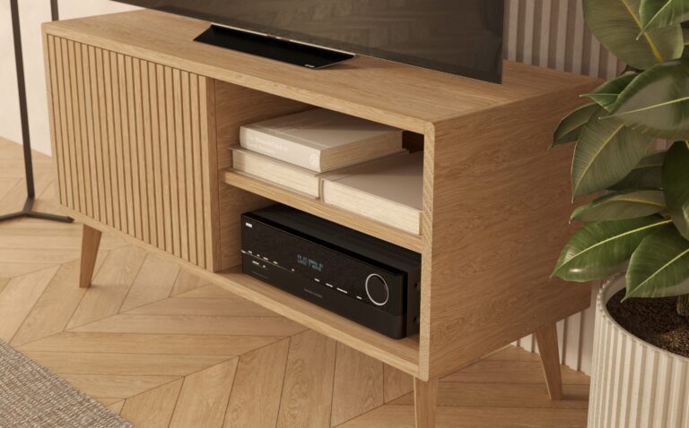 Kompaktní dubový TV stolek s lamelovým dubovým čelem s dvířky, 120 x 45 cm