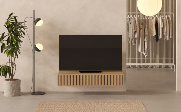 Kompaktní závěsný dubový TV stolek s lamelovým dubovým čelem s dvířky, 120 cm