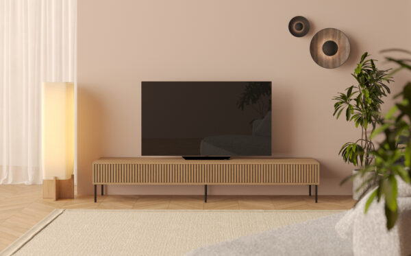 Moderní dubový TV stolek s úložným prostorem s kovovými nohami s lamelovým dubovým čelem s dvířky, 240 cm
